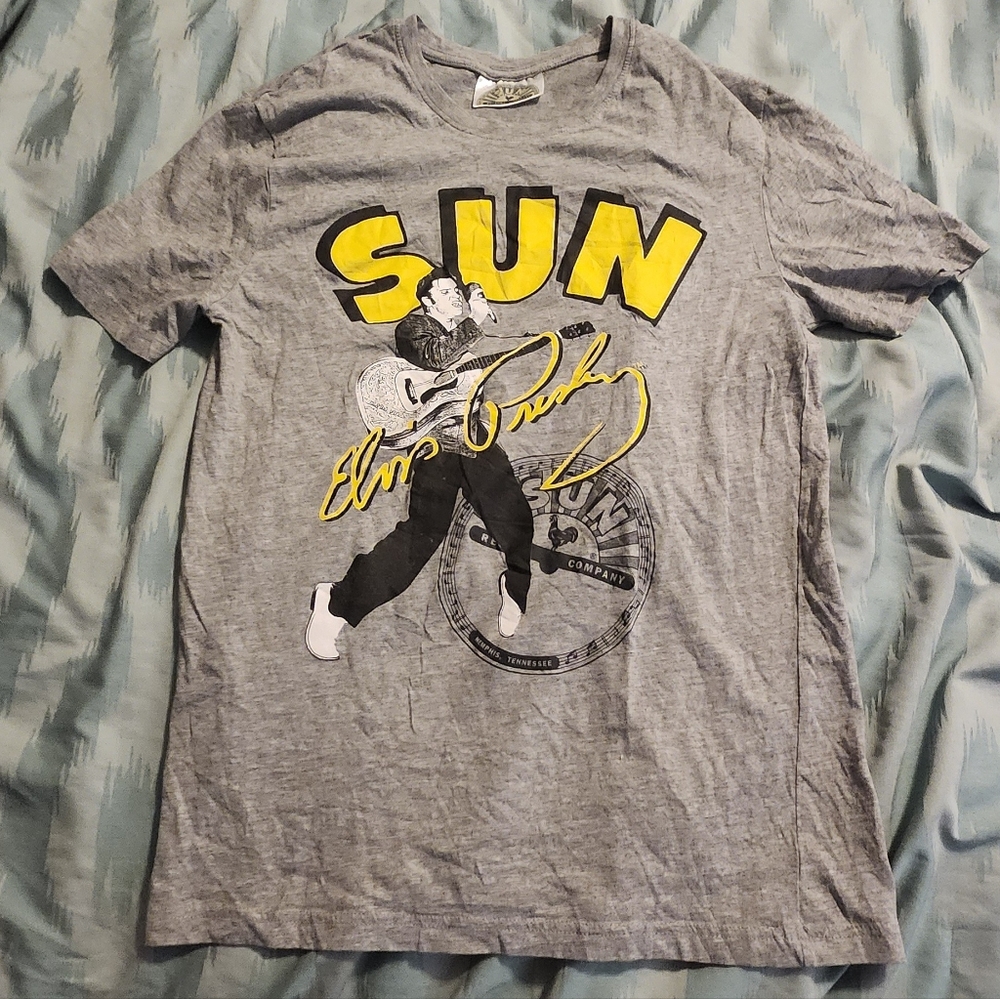 Elvis Presley Sun Records T-shirts Women’s Size Medium Officially Licensed‎ 2024